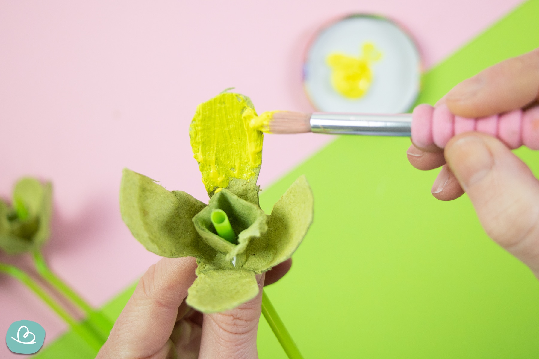 Blüten mit gelber Acrylfarbe bemalen