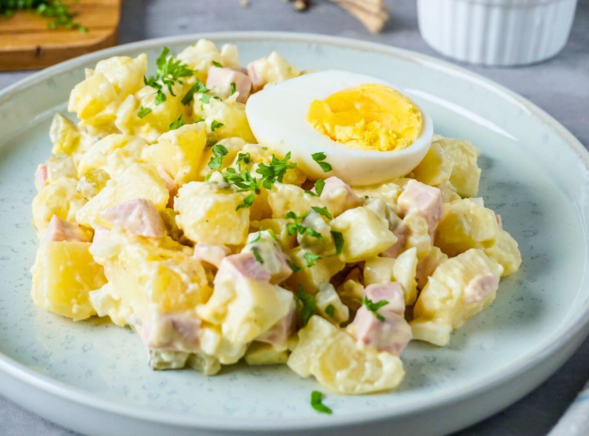 Kartoffelsalat mit Mayonnaise - Omas klassisches Rezept