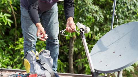 So können Sie die Sat-Schüssel befestigen - Foto: iStock / ThamKC