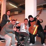 Muhammet (25), Jay (23) und Patrick (21, v. li. n. re.) überbrücken die Wartezeit mit einer kleinen Jam-Session.