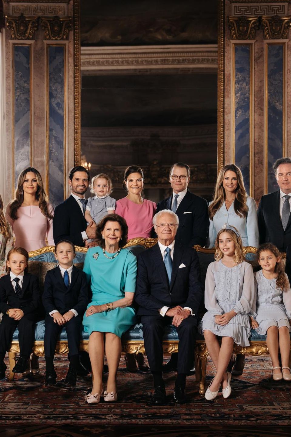 König Carl Gustaf und Königin Silvia in der unteren Reihe, umgeben von (von links) Prinz Oscar, Prinz Gabriel, Prinz Alexander, Prinzessin Leonore, Prinzessin Adrienne und Prinz Nicolas. In der oberen Reihe (von links) Prinzessin Estelle, Prinzessin Sofia, Prinz Carl Philip, Prinz Julian, Kronprinzessin Victoria, Prinz Daniel, Prinzessin Madeleine und Christopher O'Neill.