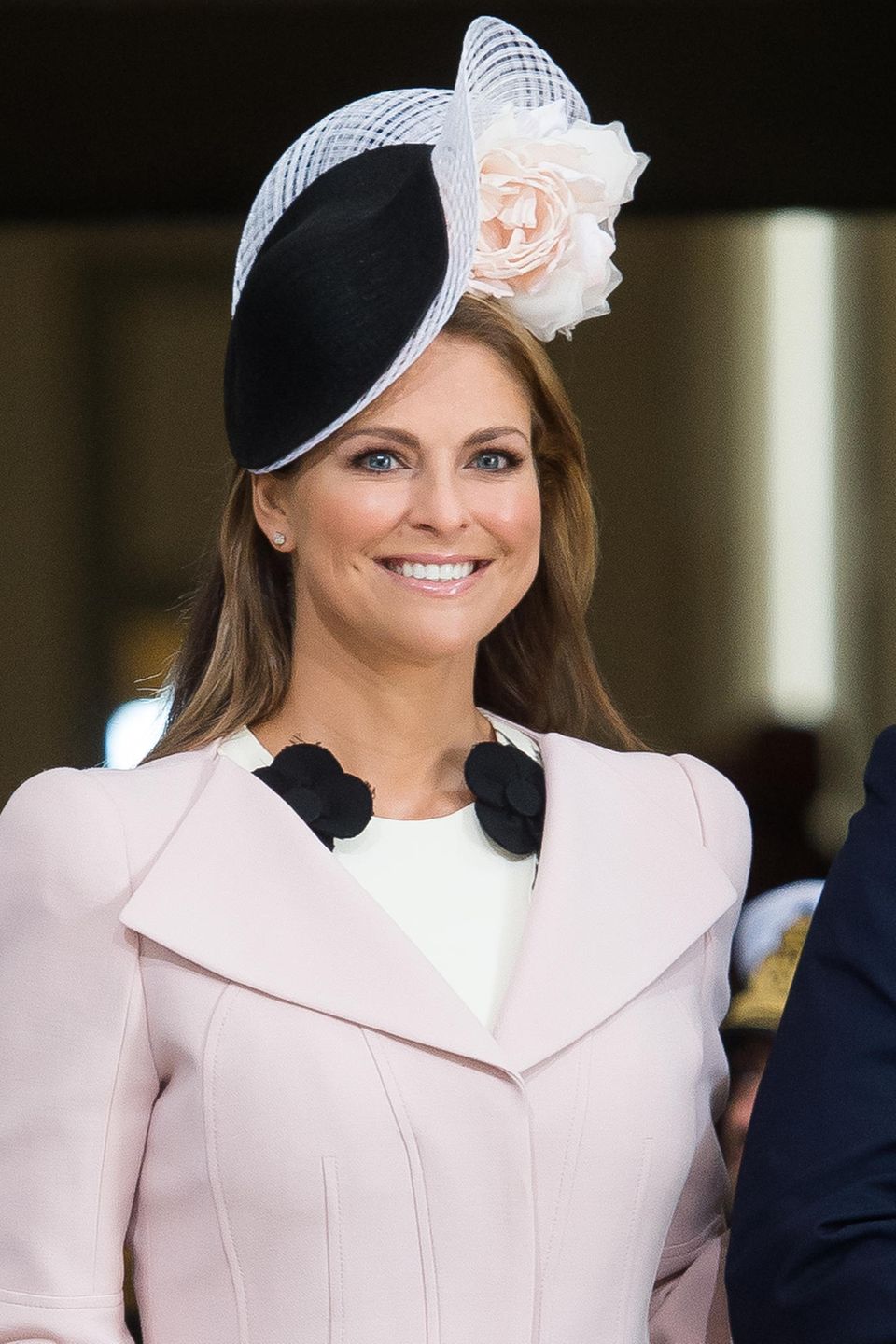 Auch ein Jahr später macht sie beim Erntedankfest im Palast in Stockholm keinen Halt vor auffälligem Kopfschmuck. Prinzessin Madeleine setzt ein markantes Statement mit einem extravaganten Fascinator, der ihrem Look direkt einen Hauch von Drama einhaucht.