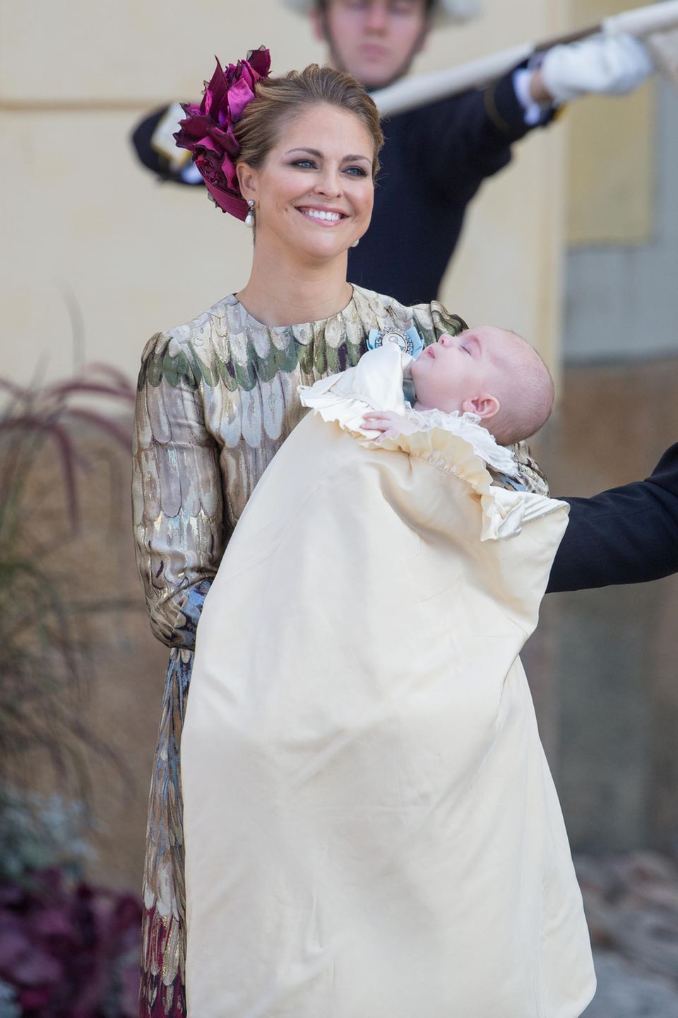 Auf Experimente möchte Prinzessin Madeleine dennoch nicht verzichten. Bei der Taufe von Prinz Nicolas wird sie mit einer auffälligen XXL-Blume im Haar zum Hingucker des Tages.