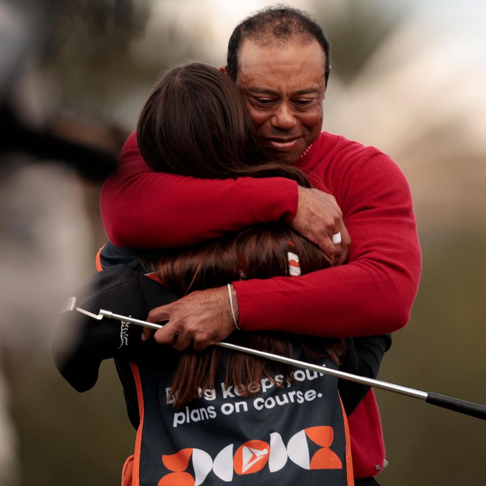 Tiger Woods umarmt seine Tochter Sam Alexis Woods