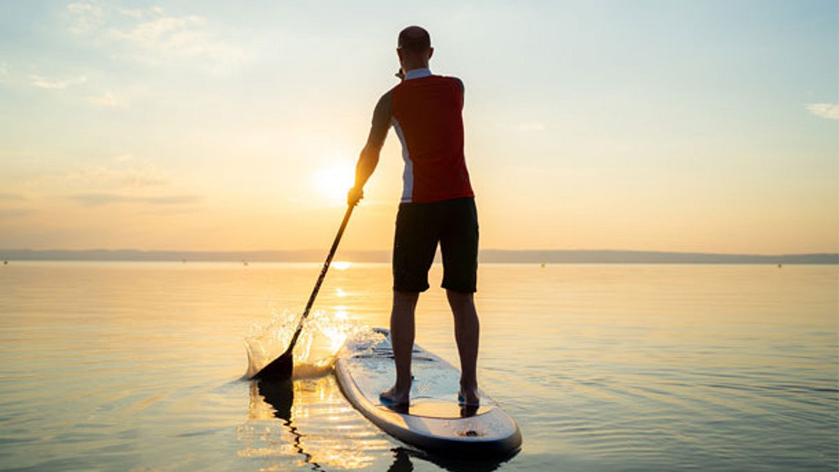 Paddel in den Sonnenuntergang mit deinem neuen SUP Board