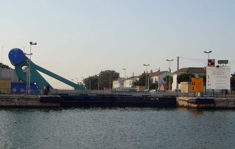 Hubbrücke und Schleuse Port St-Louis du Rhone