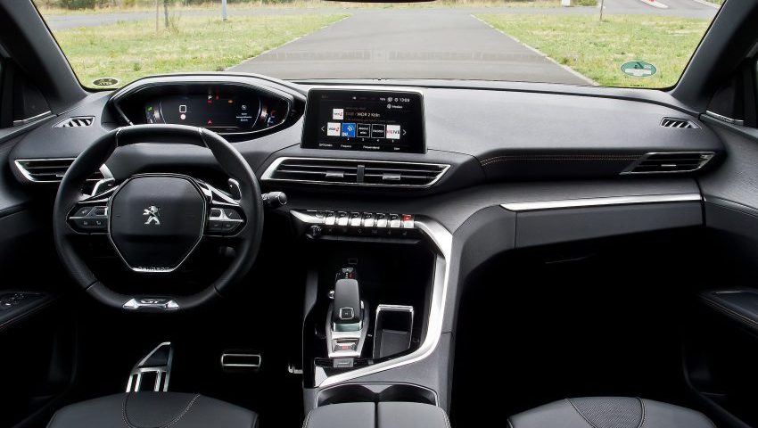 Innenansicht eines Peugeot 5008 mit Navi-Bildschirm