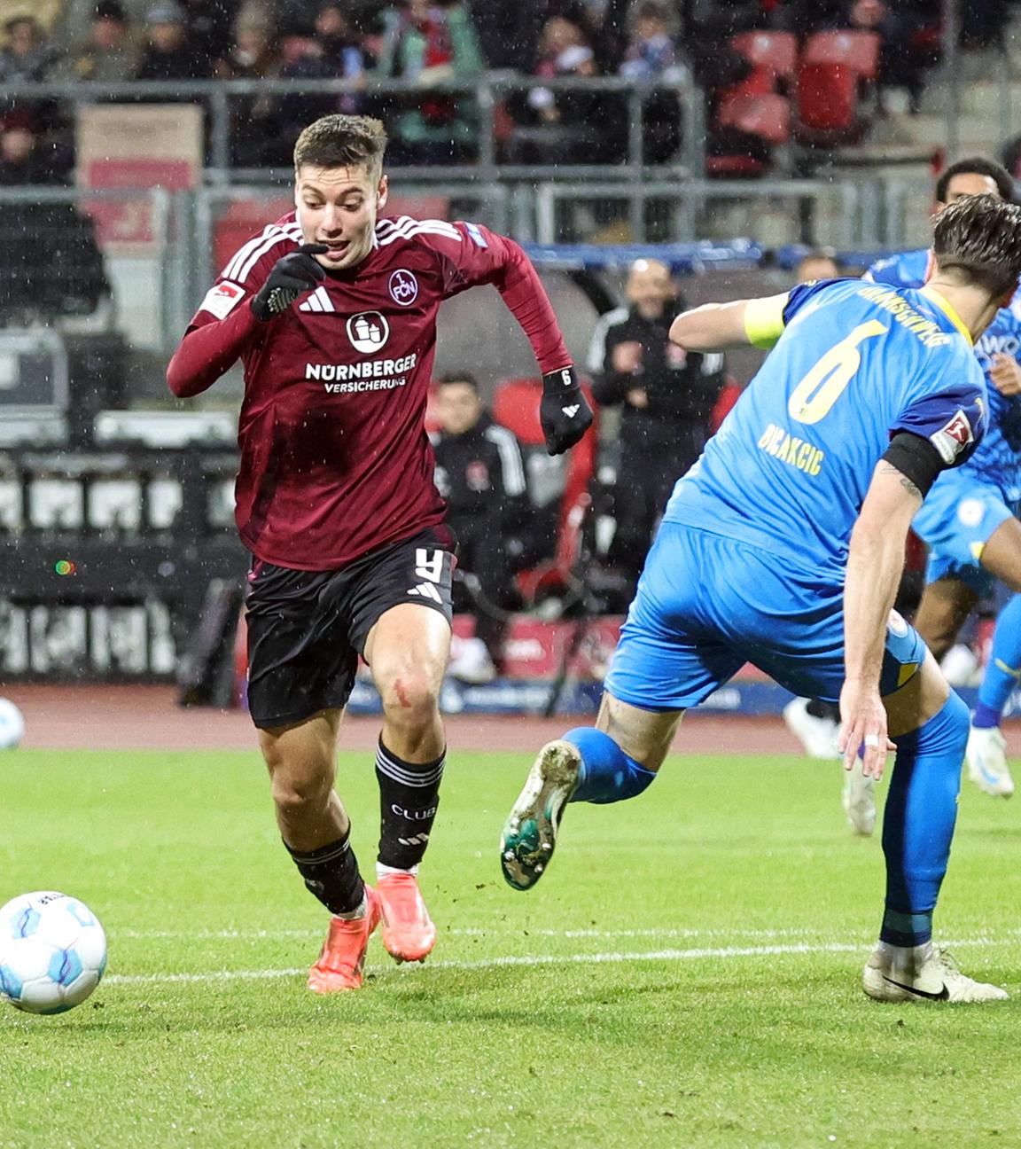 Nürnbergs Stefanos Tzimas und Ermin Bicakcic von Eintracht Braunschweig kämpfen um den Ball.