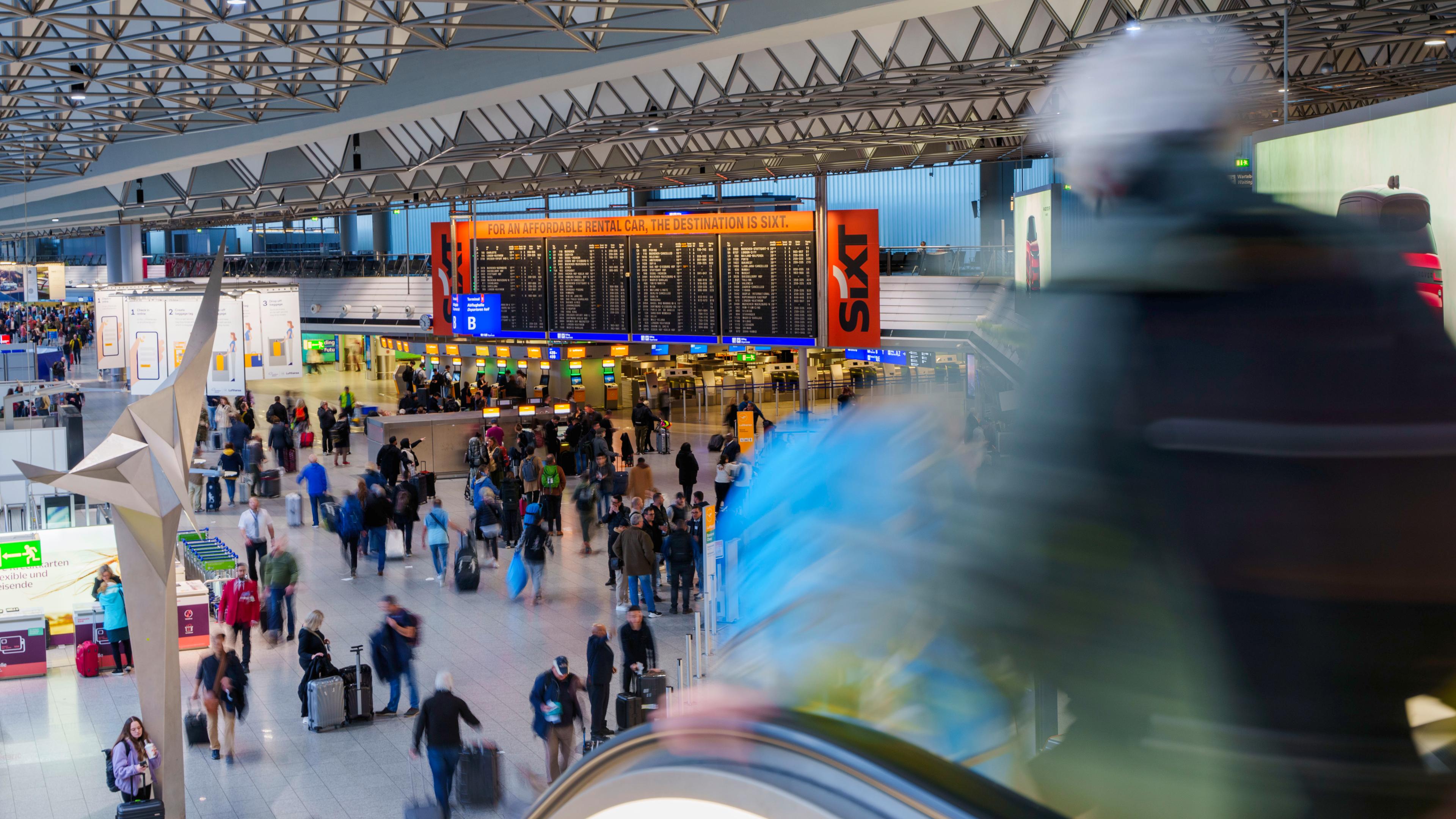 Abflughalle mit Schaltern der Lufthansa am Flughafen Frankfurt am Main