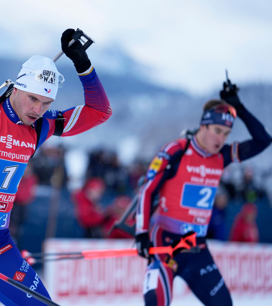 Biathleten Emilien Jacquelin (Frankreich) und Vebjörn Sörum (Norwegen) am Schießstand beim Staffelrennen in Hochfilzen