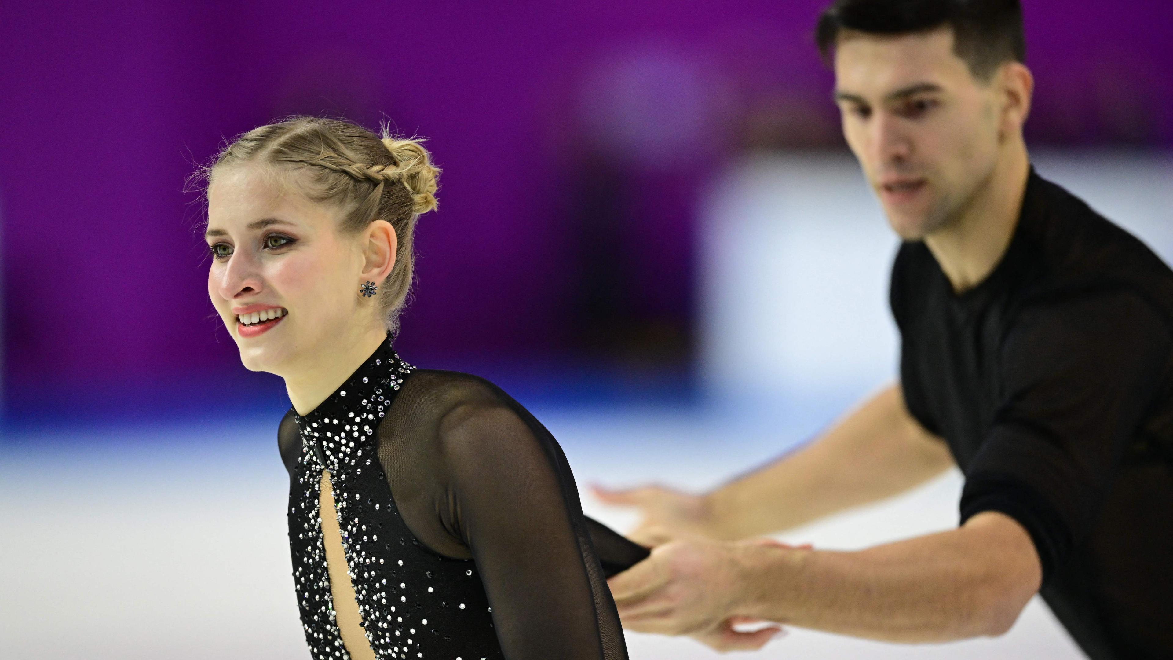 Minerva Fabienne Hase und Nikita Volodin während ihrer Kür bei den ISU-Europameisterschaften 2024.