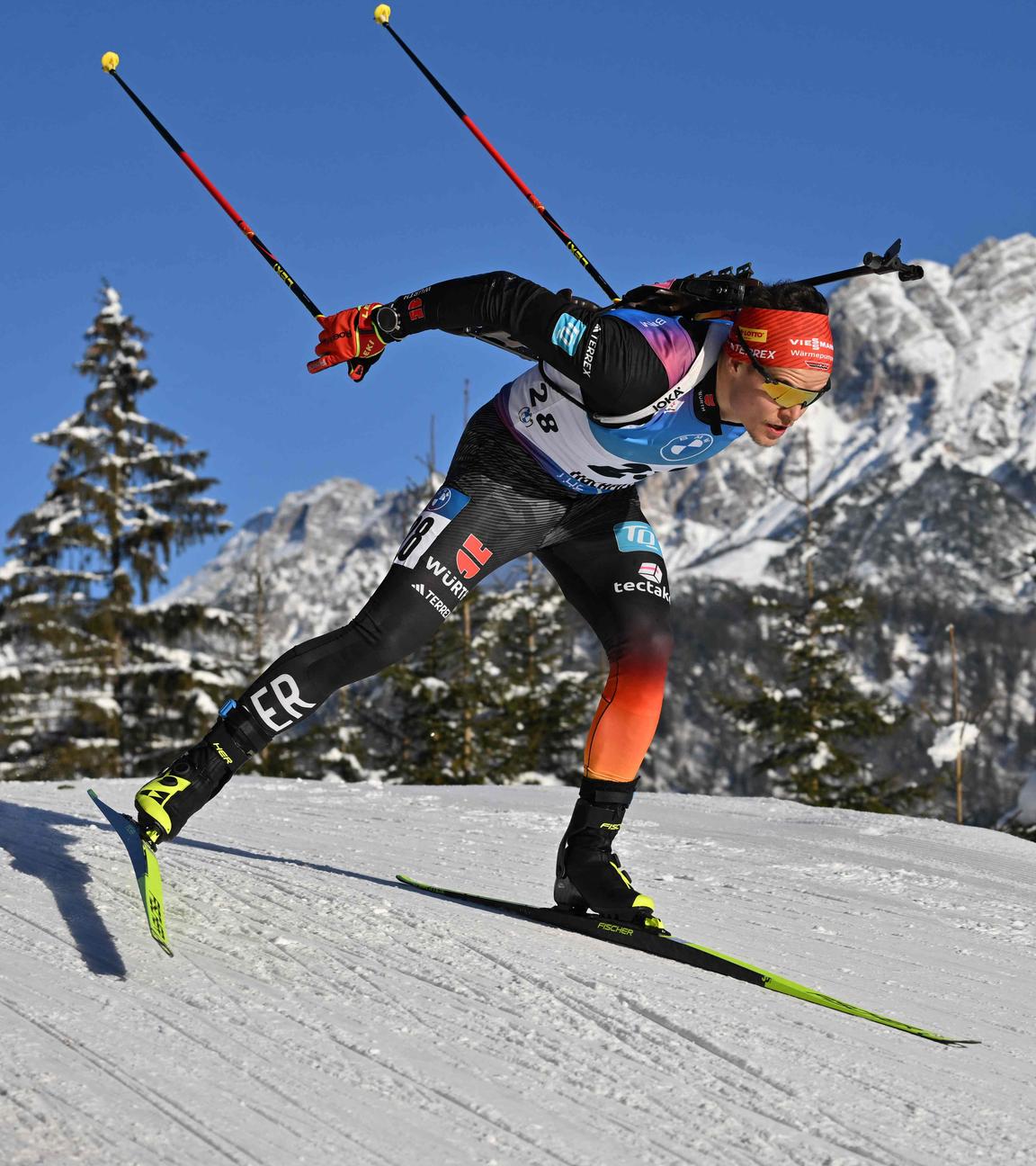 Philipp Horn beim Biathlon-Weltcup in Hochfilzen auf einer Abfahrt