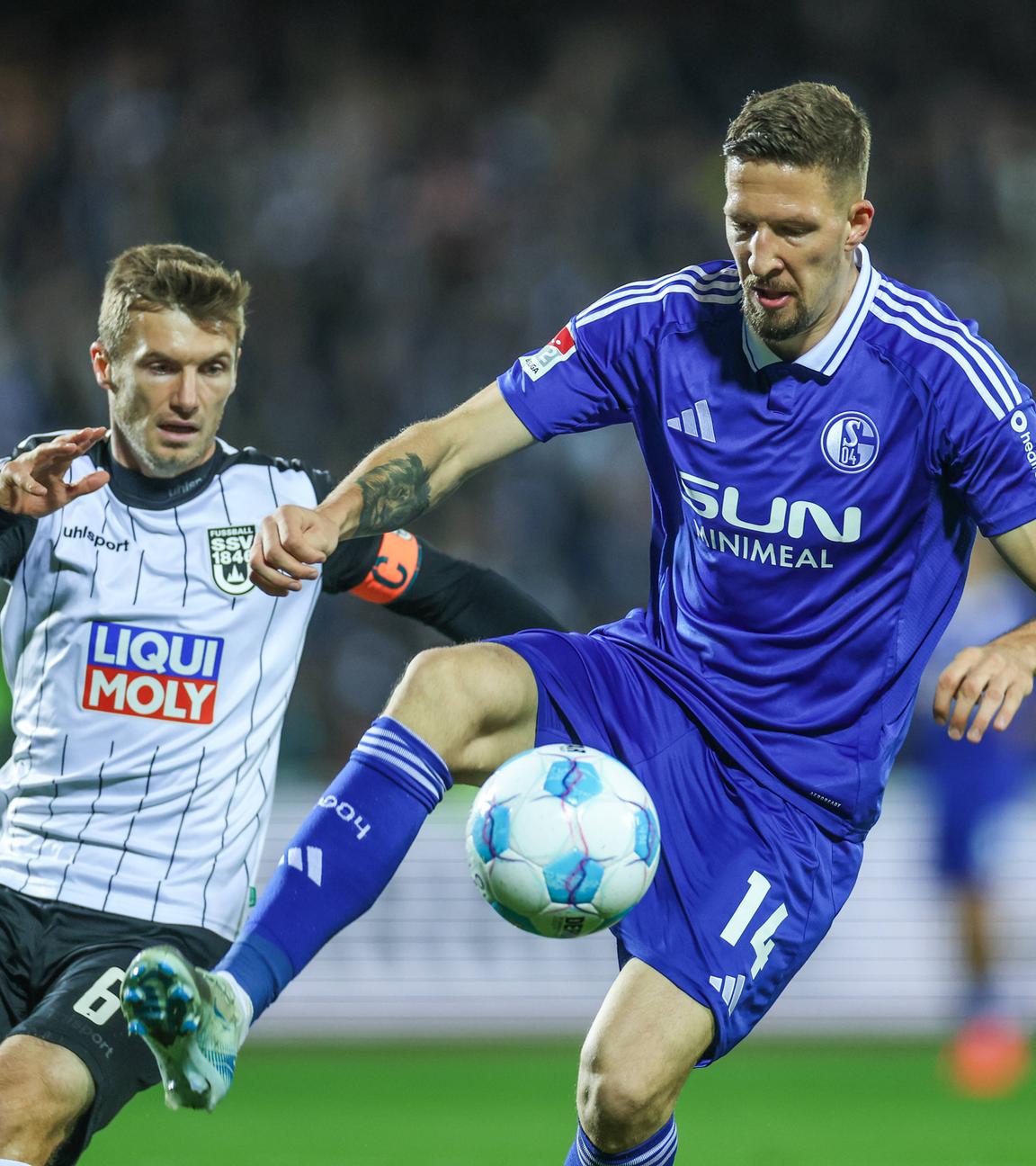 Thomas Geyer (SSV Ulm) und Janik Bachmann (FC Schalke 04) kämpfen um den Ball.