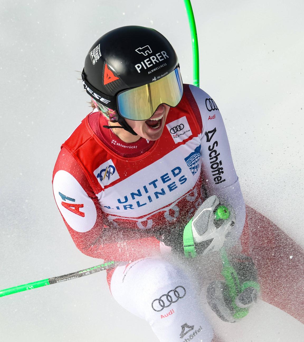 Die Österreicherin Cornelia Hütter jubelt nach ihrem Lauf bei Alpin Ski.