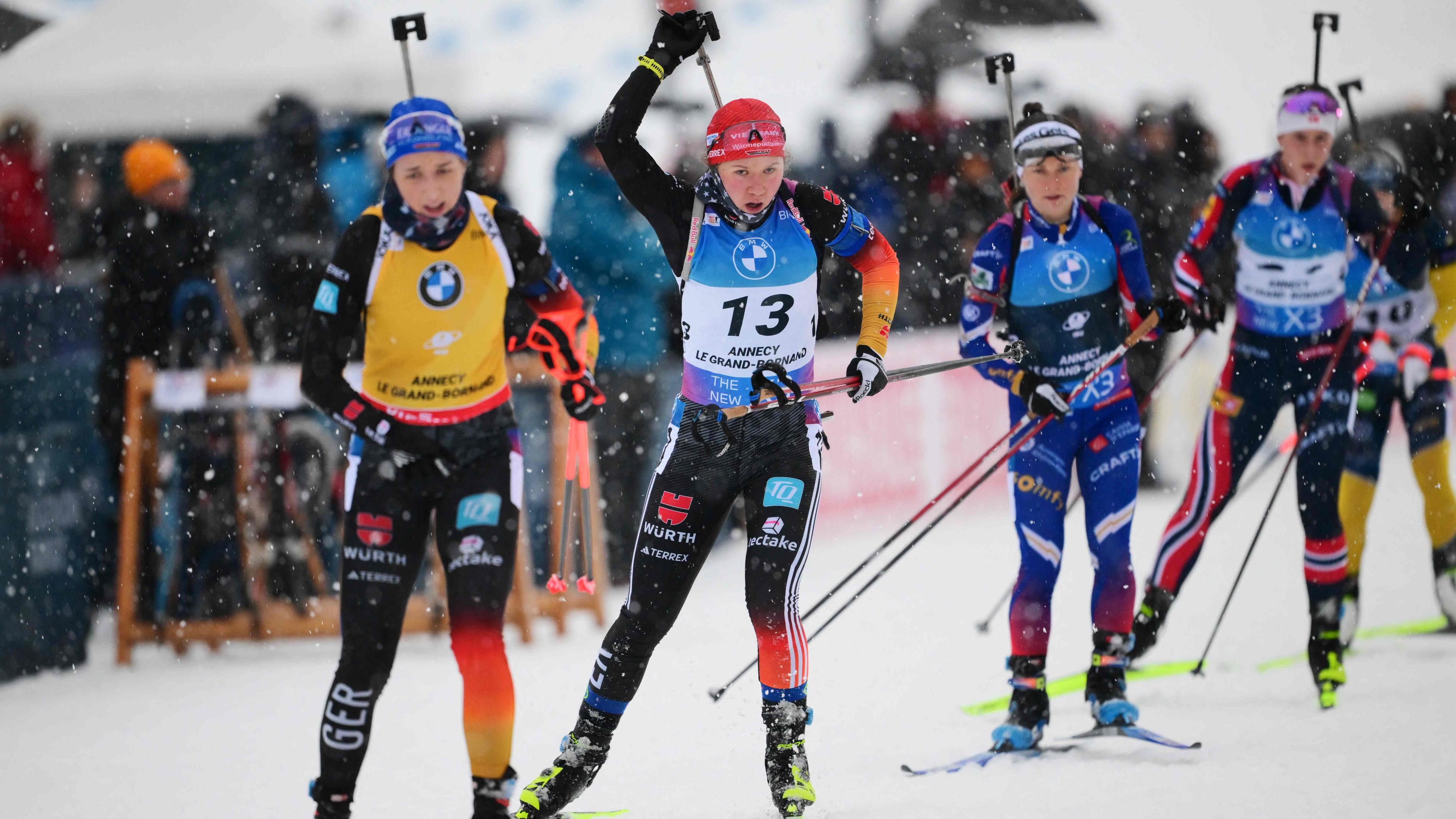 Deutschlands Biathletinnen Franziska Preuß und Selina Grotian während ihrem Rennen beim Biathlon-Weltcup.