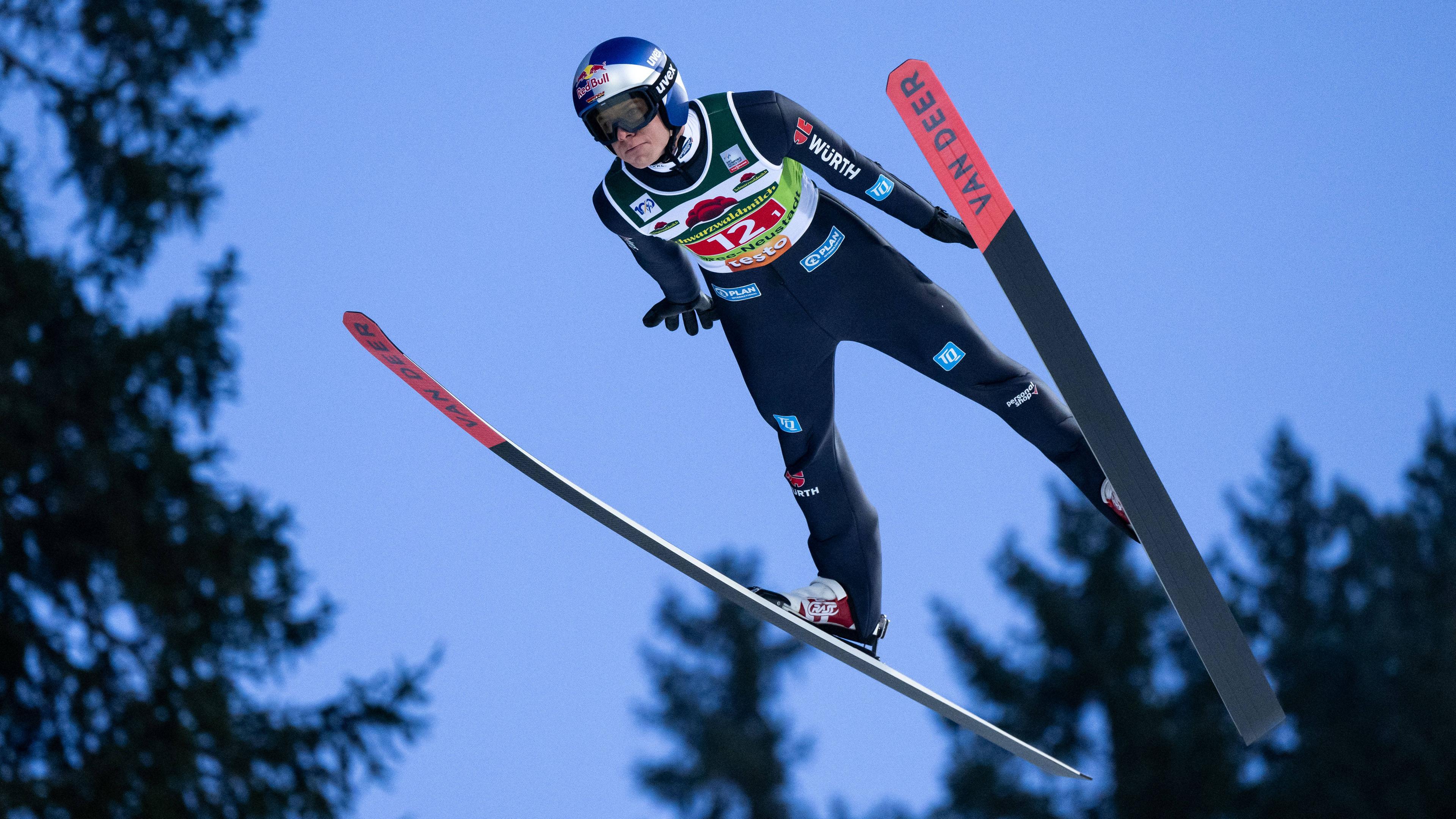 Andreas Wellinger im Flug während seinem Sprungs beim Skisprung-Weltcup.