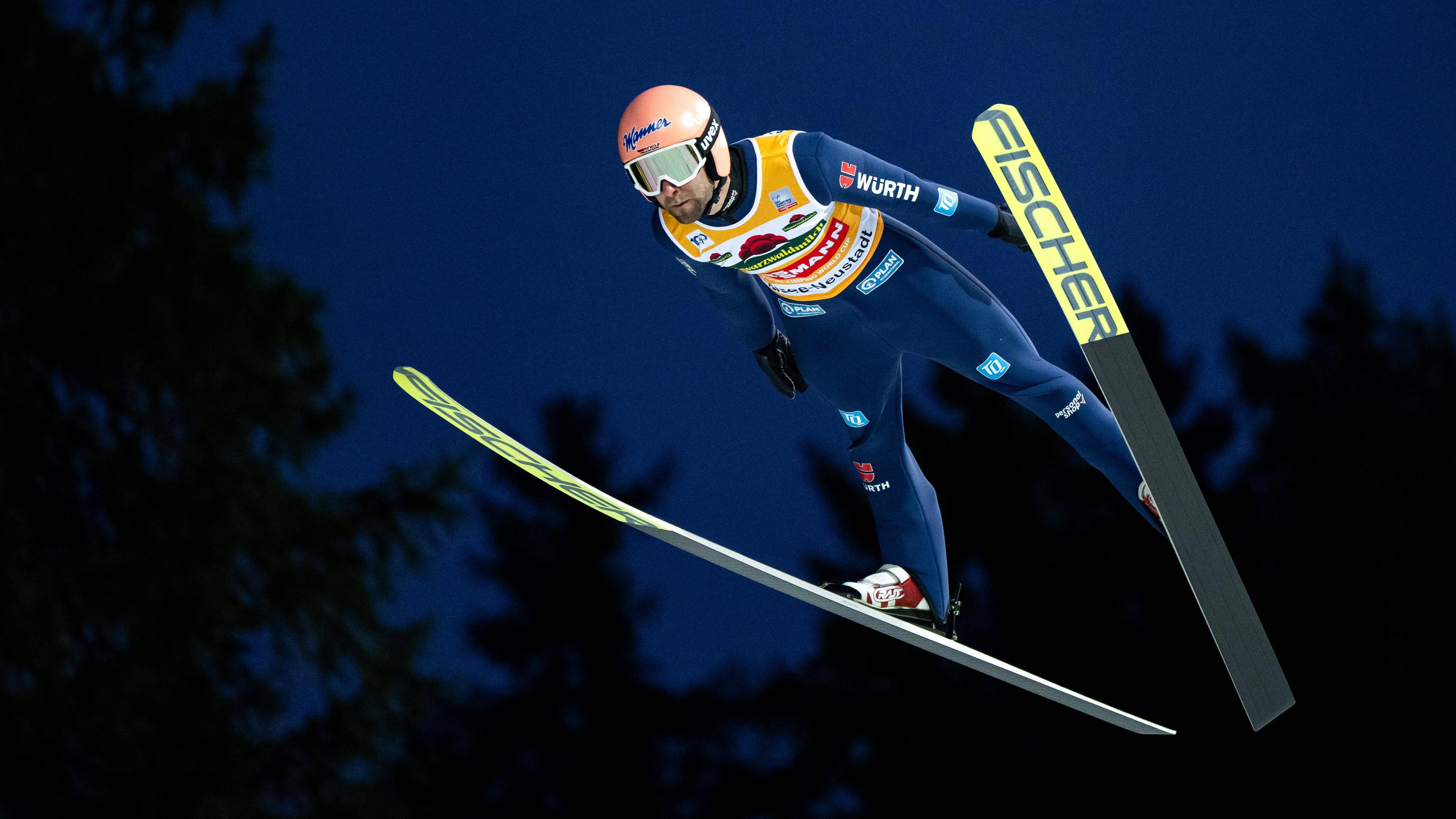 Der deutsche Pius Paschke in Aktion beim Skisprung-Weltcup.