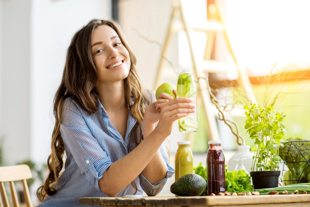 Frau macht eine Ayurveda Detox Kur zu Hause