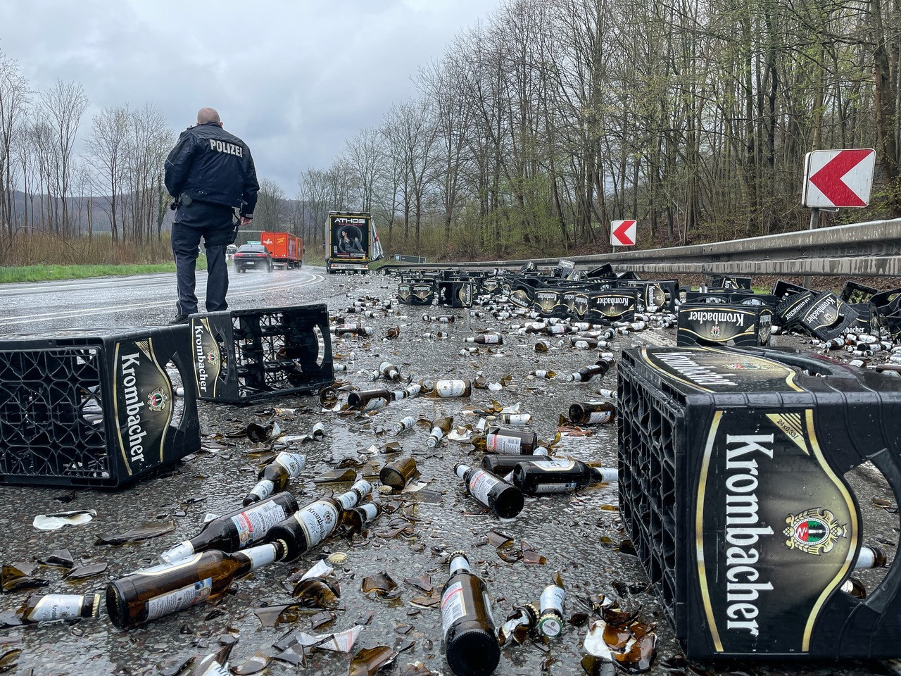 Auf der A45 bei Hagen hat ein LKW seine Bier-Ladung verloren.