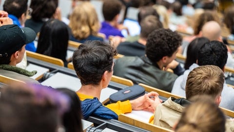 Das Foto zeigt Studierende in einem Hörsaal.