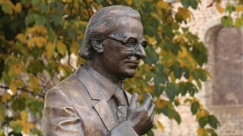 Denkmal von Konrad Zuse vor der Stiftsruine in Bad Hersfeld. 