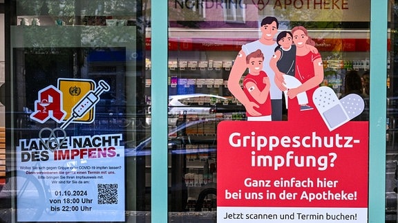 An der Nordring Apotheke in Prenzlauer Berg wird dafür geworben, sich hier vor Ort gegen Grippe impfen zu lassen.