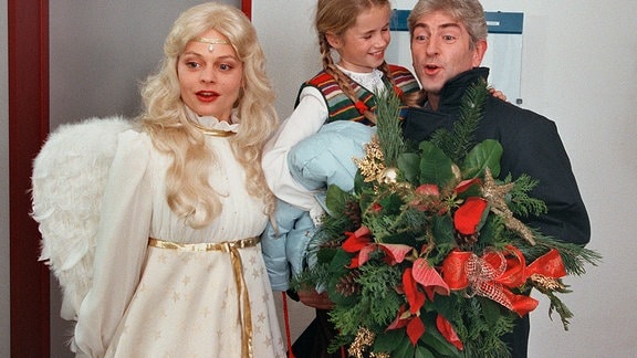 Marie Fiedler (Cornelia Gröschel) besucht gemeinsam mit ihrem Vati (Manfred Gorr) und dem Weihnachtsengel vom Weihnachtsmarkt (Susanna Simon) die Oma im Krankenhaus.