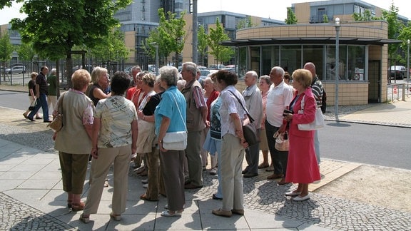 Gruppe von Menschen steht vor Eingang zum MDR