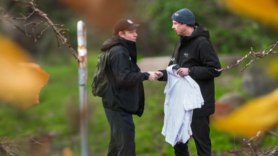 Ein Fashion-Dealer bei der Übergabe von Kleidungsstücken im Görlitzer Park. (extra 3 vom 29.02.2024 im Ersten) © NDR 