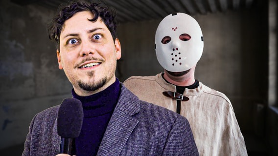 Ein Podcast-Host, dahinter ein Mann mit einer weißen Hockey-Maske. (extra 3 vom 29.02.2024 im Ersten) © NDR 