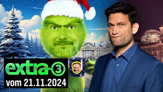 Christian Lindner als Grinch, der ein Glühweinbecher mit Christian Lindner drauf in der Hand hält. Daneben Christian Ehring. (extra 3 vom 21.11.2024 im Ersten) © NDR 