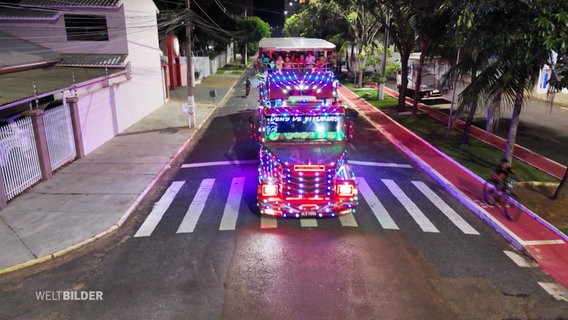 Der "Truck der Freude" in Brasilien an einer Straßenkreuzung. © Screenshot 