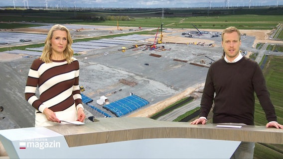 Gabi Lüeße und Henrik Hanses moderieren das Schleswig-Holstein Magazin. © Screenshot 