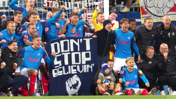 Fußballer des Vereins Holstein Kiel jubeln. © Screenshot 