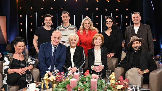 Barbara Schöneberger und Hubertus Meyer-Burckhardt im Gruppenbild mit den Gästen der NDR Talk Show am 6. Dezember 2024. © NDR Fernsehen/Uwe Ernst Foto: Uwe Ernst