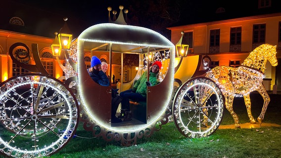 Ein Interview mit Moderatorin Lisa Knittel und der Tourismusagentur auf dem Lichterfest Eutin. © NDR/Lena Storm 