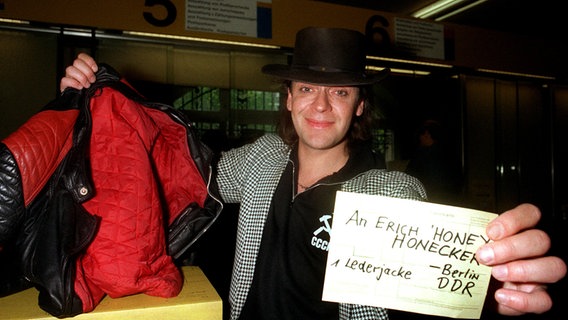 Udo Lindenberg schickt Erich Honecker am 10. Juni 1987 anlässlich der Vorkommnisse am Brandenburger Tor einen offenen Brief und eine Lederjacke. © picture-alliance / dpa Foto: Probst