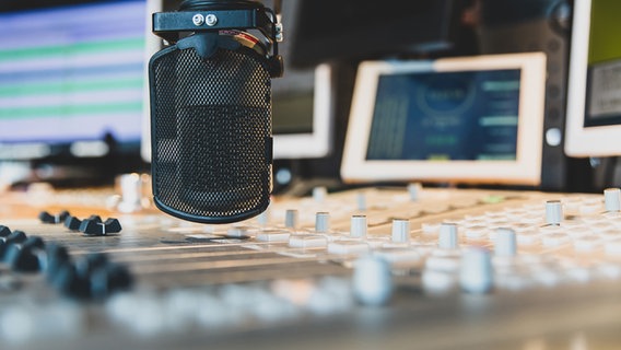 Ein Mikro und ein Mischpult in einem Studio. © NDR Foto: Janis Röhlig