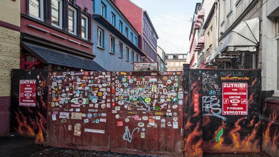 Der Eingang zur Herbertstraße im Hamburger Stadtteil St. Pauli. © picture alliance / Caro | Baertels 