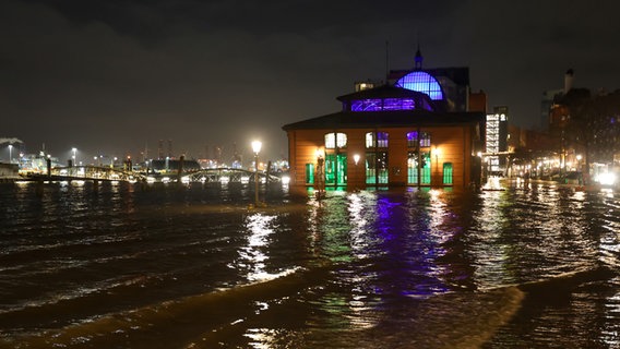 Das Wasser der Elbe wird bei einer Sturmflut auf den Hamburger Fischmarkt gedrückt. © picture alliance / dpa Foto: Bodo Marks