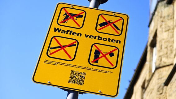 "Waffen verboten" steht auf einem Schild am Hamburger Hauptbahnhof. (neukauf: 21.11.24) 483402322 © picture alliance / CHROMORANGE Foto: Christian Ohde