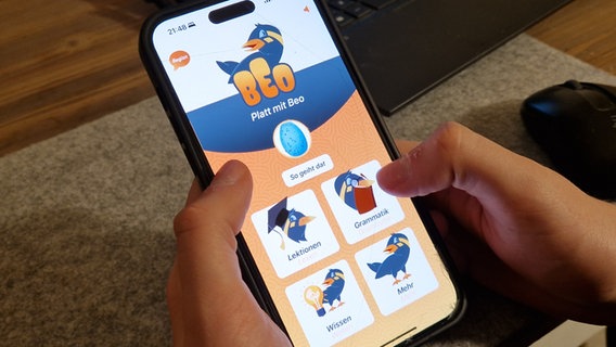 Auf einem Smartphone ist die Plattdeutsch-Lern-App "Beo" geöffnet. © NDR Foto: Janet Lindemann