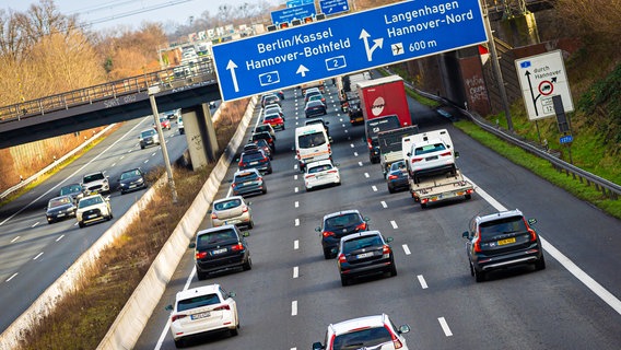 Der Verkehr stockt auf der Autobahn 2 © dpa-Bildfunk Foto: Moritz Frankenberg