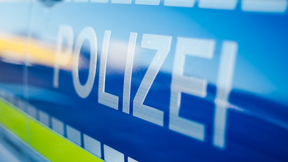 Auf der Autotür eines Streifenwagens steht der Schriftzug Polizei. © NDR Foto: Julius Matuschik