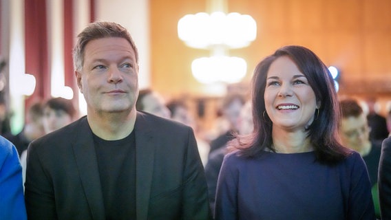 Robert Habeck und Annalena Baerbock von Bündnis 90/Die Grünen zusammen auf einer Veranstaltung. © picture alliance/dpa Foto: Kay Nietfeld