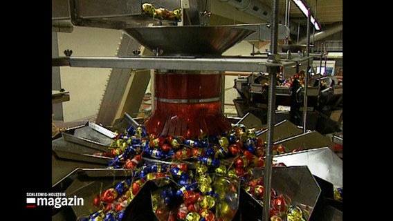 Eine Maschine zum Verpacken von Weihnachtsschokolade © NDR Foto: NDR Screenshot