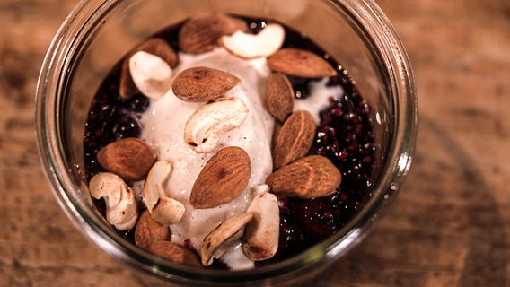 Weihnachtsgrütze mit Vanille-Eis und Nüssen in einem Gläschen angerichtet. © NDR 