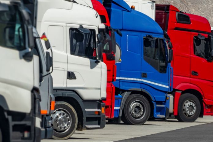 Mehrere LKW stehen auf einem Parkplatz