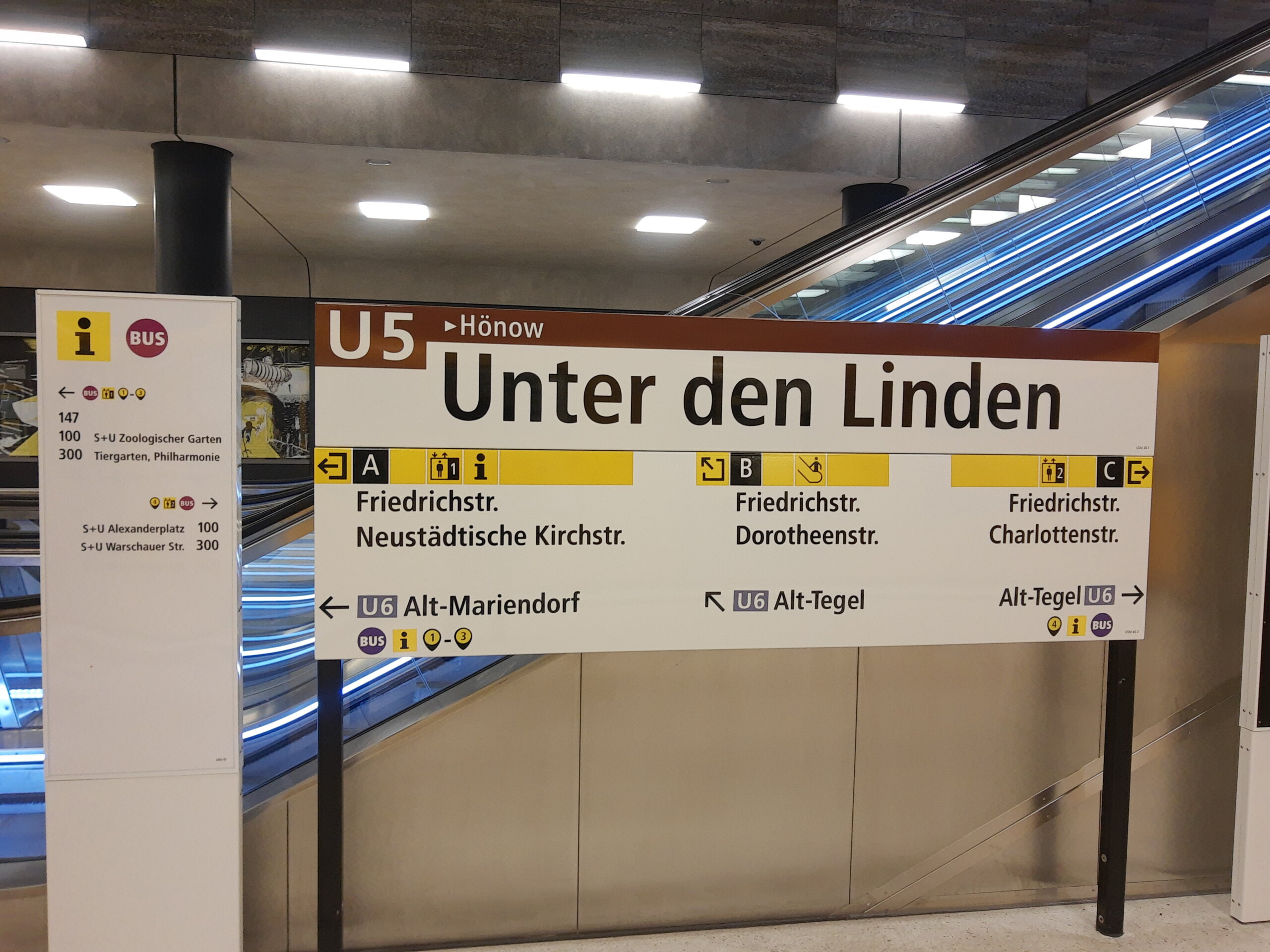 Die drei U-Bahnh?fe der U5 - Kanzler-U-Bahn in Berlin - Berliner Ausflug