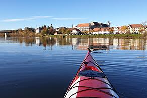 Blick aus dem Kajak auf Haßfurt.